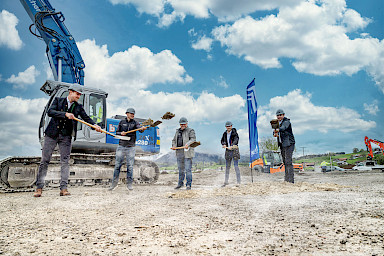 v.l.n.r.: Bürgermeister, Nico Sentner, Herr Alex Riedisser (Geschäftsführer minCam), Thomas Viell (Geschäftsführer minCam), Pascal Pohl (Vertriebsingenieur Projektentwicklung Kuhn Bau GmbH), Johannes Frommknecht (Projektmanager Kuhn Bau GmbH)