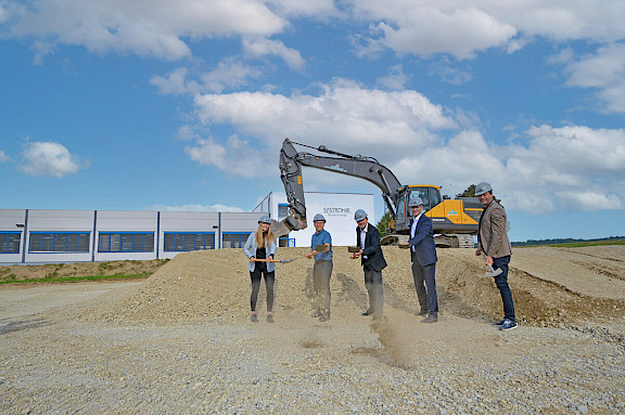 Spatenstich: (v.l.n.r.) Danja Mayer (Vertretung der GF Kuhn Bau GmbH), Bernhard Meschenmoser (Produktionsleiter Systronik GmbH), Richard Skoberla (Geschäftsführer Systronik GmbH), Roman J. van Tuijl (Geschäftsführer Systronik GmbH), Bürgermeister Herr Michael Reichle (Stadt Illmensee)