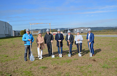 Spatenstich: (v.l.n.r.) Günter Bogenrieder (GF Ribo GmbH), Karin Bogenrieder, Nico Bogenrieder, Dennis Bogenrieder, Margot Bogenrieder, Wilfried Bogenrieder (Ehemaliger GF Ribo GmbH), Wolfgang Kuhn (GF Kuhn Bau GmbH)