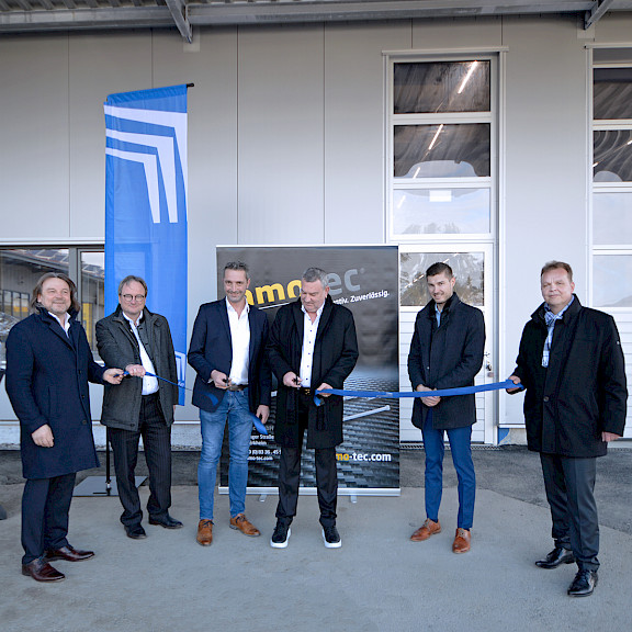 V.l.n.r.: Thomas Kenzle (Geschäftsleitung SFB Group), Christian Seeberger (Bürgermeister Markt Erkheim), Andreas Nothelfer (Werkleitung amo-tec), Thomas Steibli (Geschäftsführender Gesellschafter SFB Group) Pascal Pohl (Vertriebsingenieur Projektentwicklung Kuhn Bau GmbH), Bruno Hanselka (Geschäftsleitung SFB Group)