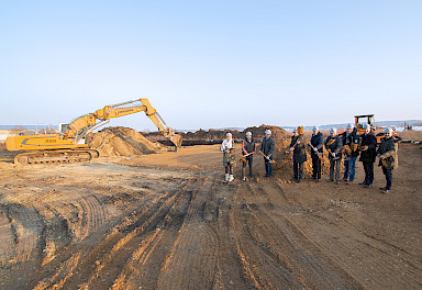 Auf dem Bild von links: Frau Danja Mayer (Projektentwicklung Kuhn Bau), Herr Christian Wieland (Projektmanager Kuhn Bau), Herr Wolfgang Kuhn (Firmengründer Kuhn Bau), Herr Karl Hauler (Bürgermeister Rottenacker), Herr Manuel Hagel (Fraktionsvorsitzender), Herr Ernst von Freyberg (Gesellschafter und Geschäftsführer Zell Gruppe), Herr Ingo Zell (Gesellschafter und Geschäftsführer Zell Gruppe), Herr Markus Möller (Stellvertretender Landrat), Michele Farruggio (Geschäftsführer Systemtechnik)