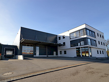 Bürobau mit direkt anschließender Produktionshalle