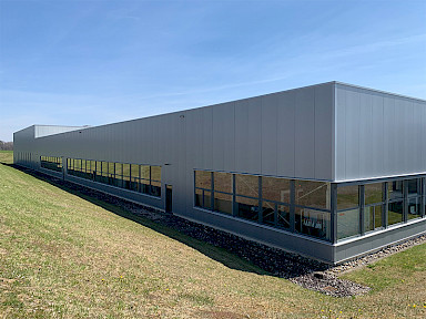 Große Industriehalle mit Produktionsstätte