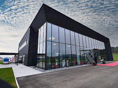 Industriehalle mit modernem Showroom