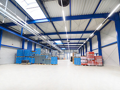 Anbau einer Lagerhalle mit direktem Zugang zur Produktion in Erkheim